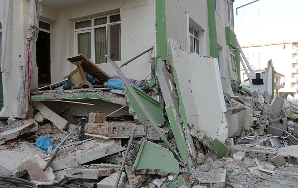 Foto - 2 kat dibe çöktü! Bu binadan böyle kurtuldu