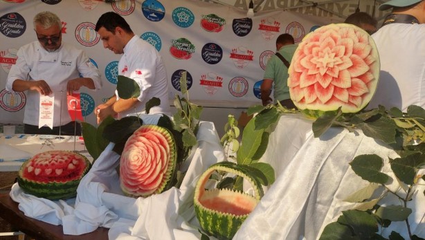 Foto - 2 kilo karpuz yiyene bir altın