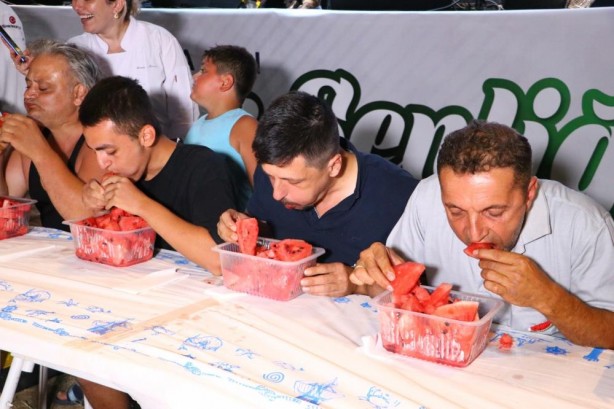 Foto - 2 kilo karpuz yiyene bir altın