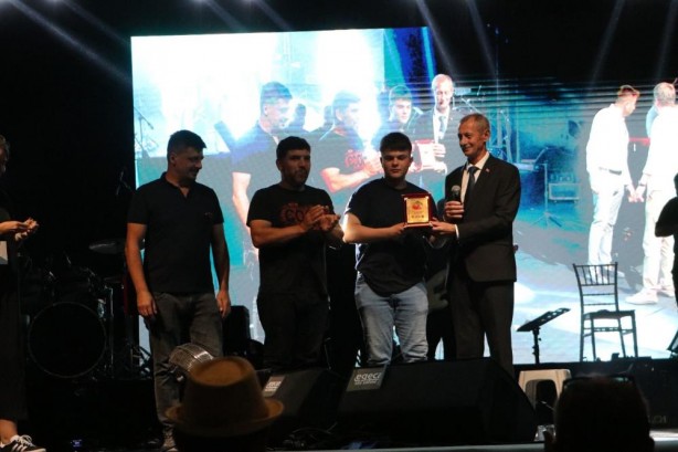 Foto - 2 kilo karpuz yiyene bir altın