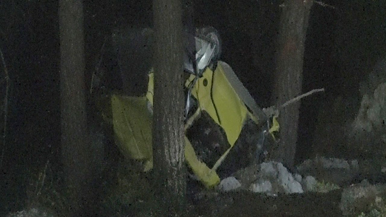 Foto - 2 kişi hayatını kaybetti! Virajı alamadı, 50 metrelik uçuruma düştü