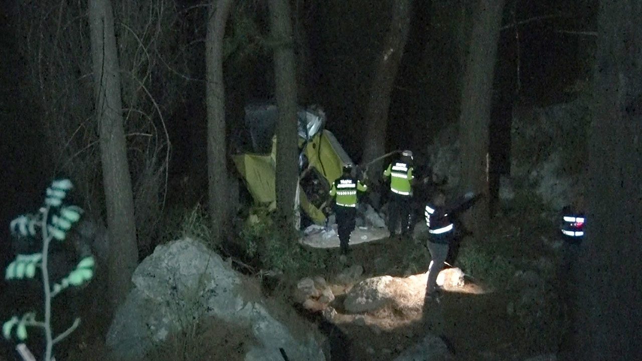 Foto - 2 kişi hayatını kaybetti! Virajı alamadı, 50 metrelik uçuruma düştü