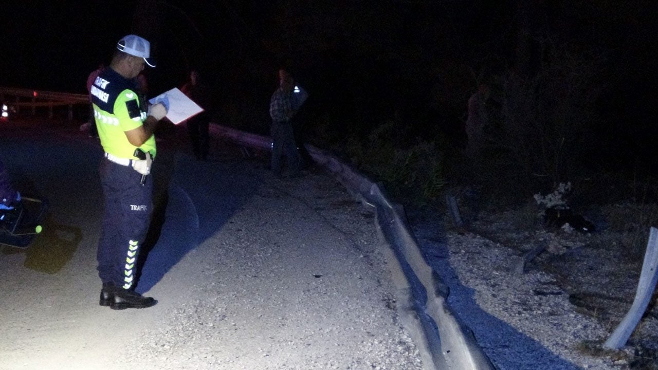 Foto - 2 kişi hayatını kaybetti! Virajı alamadı, 50 metrelik uçuruma düştü