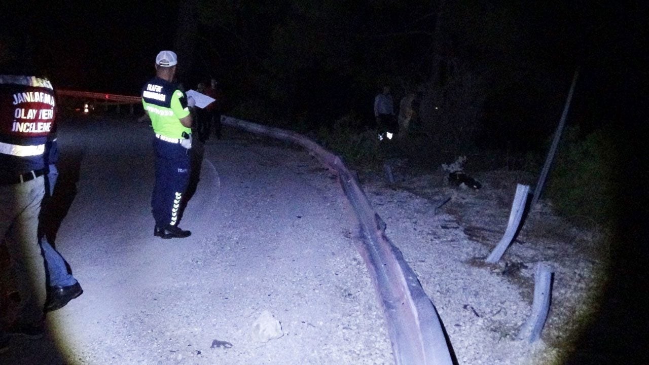 Foto - 2 kişi hayatını kaybetti! Virajı alamadı, 50 metrelik uçuruma düştü