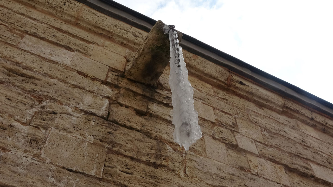 2 metrelik buz sarkıtları oluştu! Martta bahar beklenirken Sibirya soğukları geldi