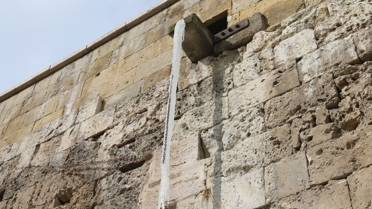 Foto - 2 metrelik buz sarkıtları oluştu! Martta bahar beklenirken Sibirya soğukları geldi