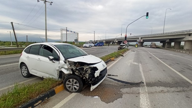 2 otomobil çarpıştı: Yaralılar var