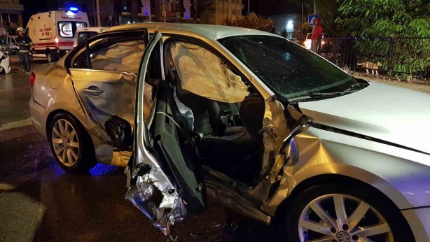 Foto - 2 otomobil kavşakta çarpıştı: 4 yaralı