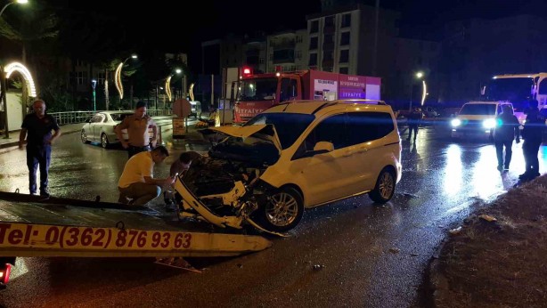 Foto - 2 otomobil kavşakta çarpıştı: 4 yaralı