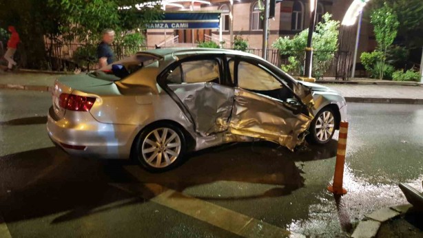 Foto - 2 otomobil kavşakta çarpıştı: 4 yaralı