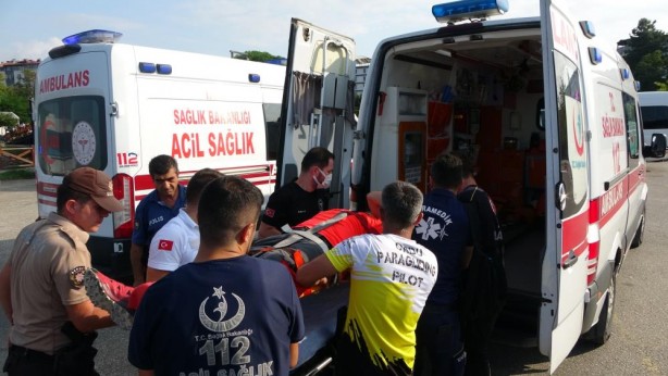 Foto - 2 paraşütçü kumsala çakıldı!