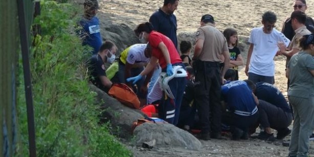 Foto - 2 paraşütçü kumsala çakıldı!