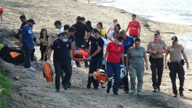 Foto - 2 paraşütçü kumsala çakıldı!