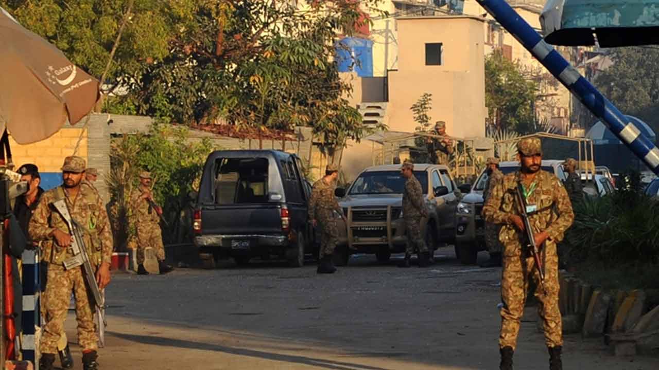 2 polis öldü, 25 militan etkisiz hale getirildi! İslam ülkesinden büyük operasyon