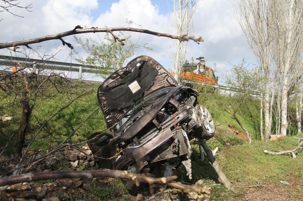 Foto - 2 saat önce aldıkları otomobille dehşeti yaşadılar!