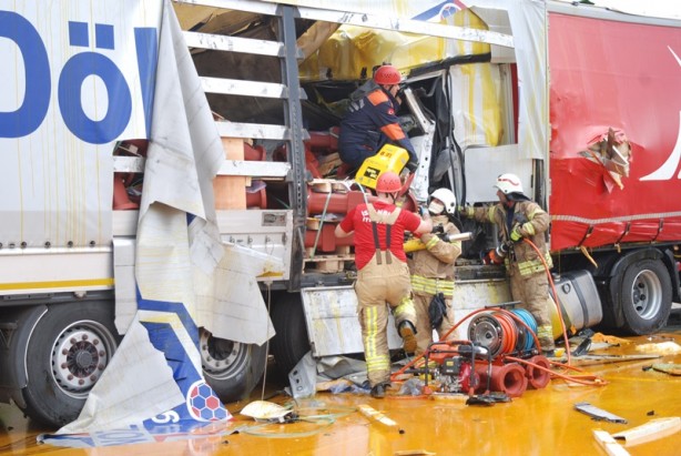 Foto - 2 tır ile 1 minibüs zincirleme kazaya karıştı: 1 ölü