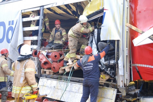 Foto - 2 tır ile 1 minibüs zincirleme kazaya karıştı: 1 ölü