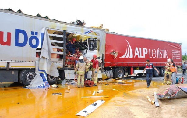 2 tır ile 1 minibüs zincirleme kazaya karıştı: 1 ölü