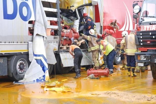 Foto - 2 tır ile 1 minibüs zincirleme kazaya karıştı: 1 ölü