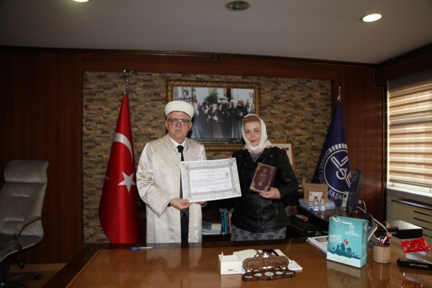 2 yıl boyunca İslam'ı araştıran Ukraynalı kadın Müslüman oldu