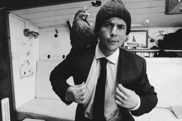 Foto - 2 yıldır karış karış dünyayı gezen tavuk!