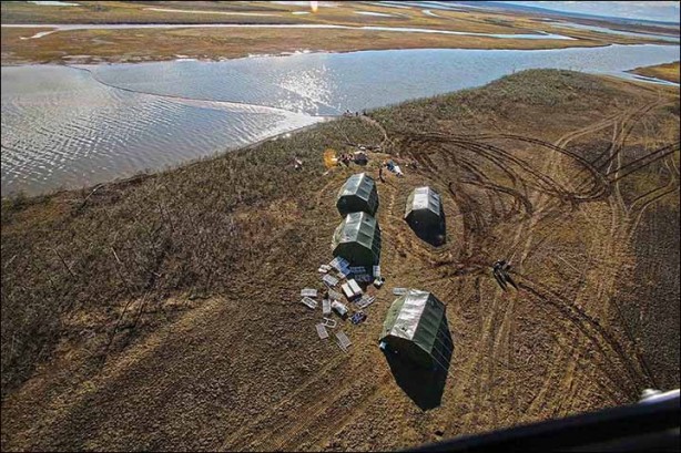 Foto - 20 bin ton petrol nehre aktı! OHAL ilan ettiler