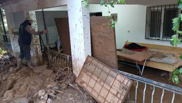 Foto - 20 dakika yağmur yağdı! Yollar kapandı, sokaklar göle döndü