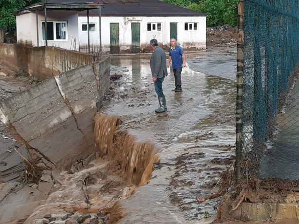 Foto - 20 dakika yağmur yağdı! Yollar kapandı, sokaklar göle döndü