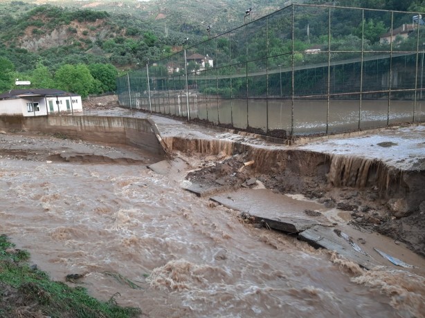 Foto - 20 dakika yağmur yağdı! Yollar kapandı, sokaklar göle döndü