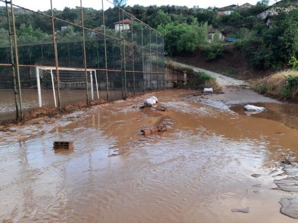 Foto - 20 dakika yağmur yağdı! Yollar kapandı, sokaklar göle döndü