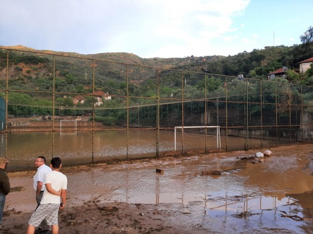 Foto - 20 dakika yağmur yağdı! Yollar kapandı, sokaklar göle döndü
