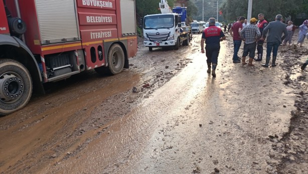 Foto - 20 dakika yağmur yağdı! Yollar kapandı, sokaklar göle döndü