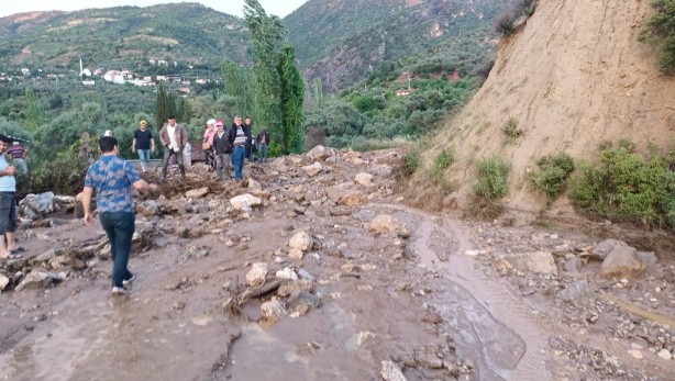 Foto - 20 dakika yağmur yağdı! Yollar kapandı, sokaklar göle döndü