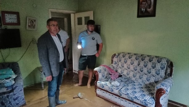 Foto - 20 dakika yağmur yağdı! Yollar kapandı, sokaklar göle döndü