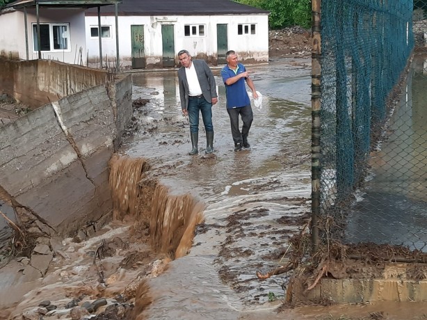 Foto - 20 dakika yağmur yağdı! Yollar kapandı, sokaklar göle döndü
