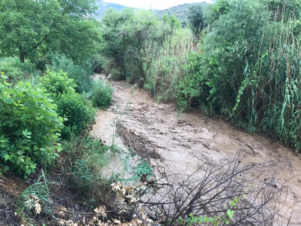 Foto - 20 dakika yağmur yağdı! Yollar kapandı, sokaklar göle döndü