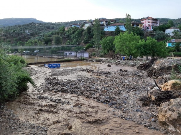 Foto - 20 dakika yağmur yağdı! Yollar kapandı, sokaklar göle döndü