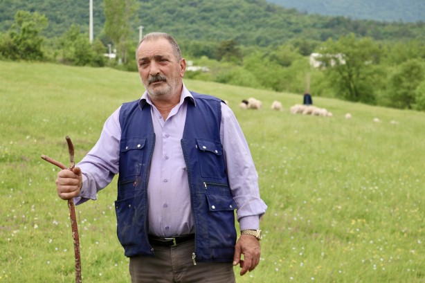Foto - 20 günlük kuzu sahibinin peşinden ayrılmıyor! Annesinden süt sağılıp biberonla besleniyor! "Arkadaş gibiyiz" İşte o görüntüler!