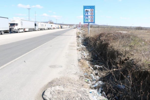 Foto - 20 kilometre kuyruk oldu! "İnsanlıktan çıktık"