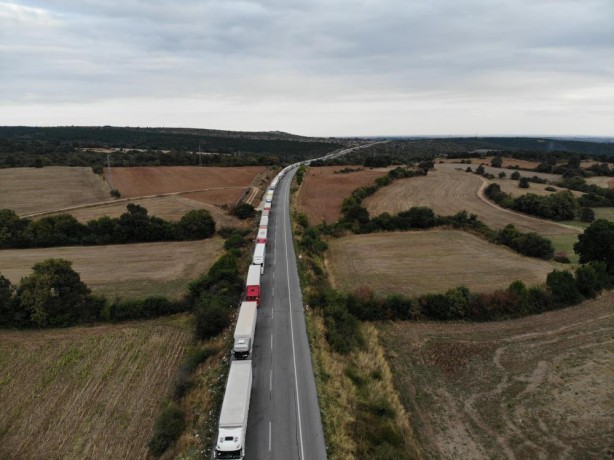 Foto - 20 kilometre kuyruk oldu! "İnsanlıktan çıktık"