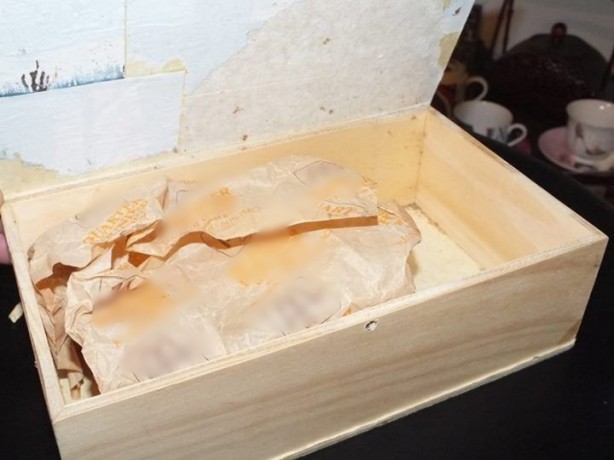 Foto - 20 yıl önce aldıkları hamburgeri açtılar ve...