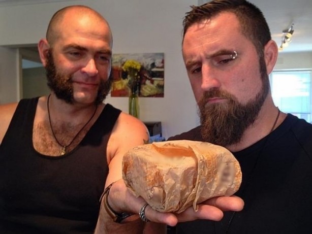 20 yıl önce aldıkları hamburgeri açtılar ve...