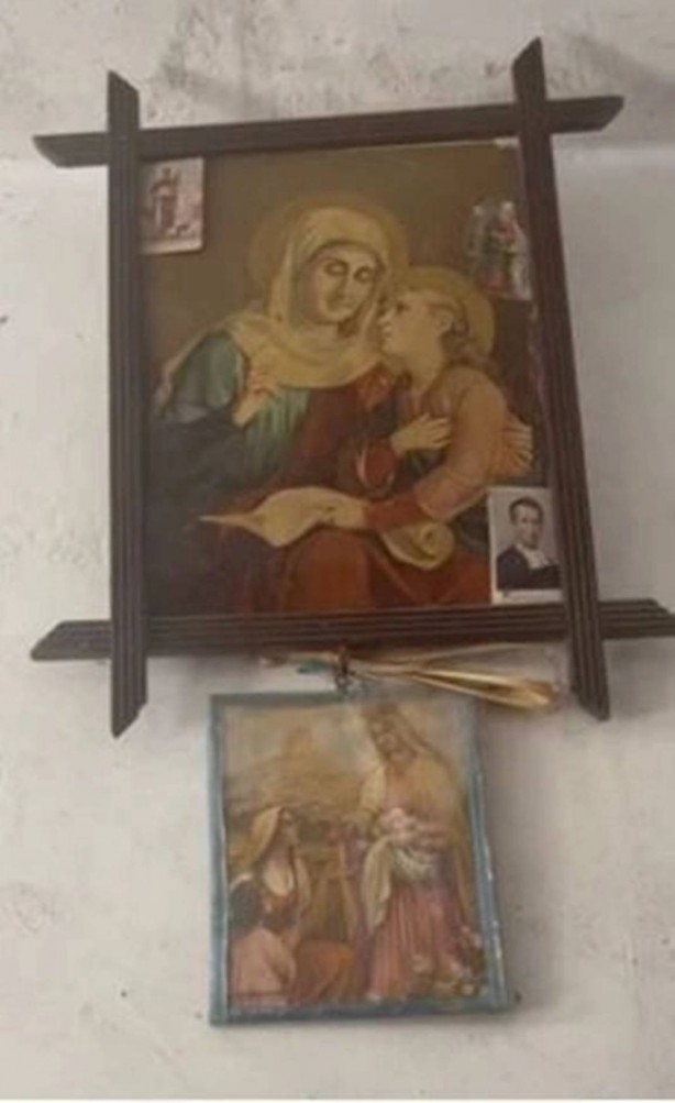 Foto - 20 yıl önce mühürlenip kapatılan eve girdiler, gördükleri manzara karşısında resmen küçük dillerini yuttular! Tüyler ürpertici