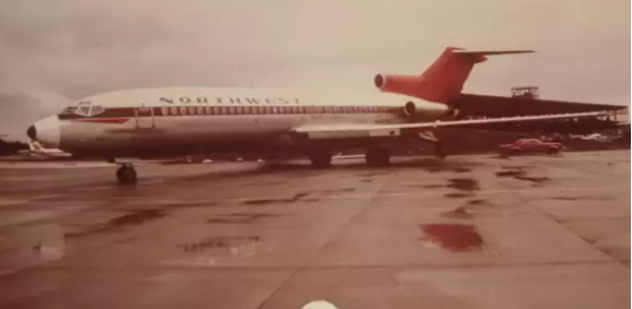 Foto - 200 bin dolarla uçaktan atladı! FBI da devreye girdi ama…