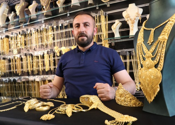 Foto - 200 bin liralık altınları 15 bin liradan satışa sundular! Vatandaş akın etti, kuyumcu doldu taştı