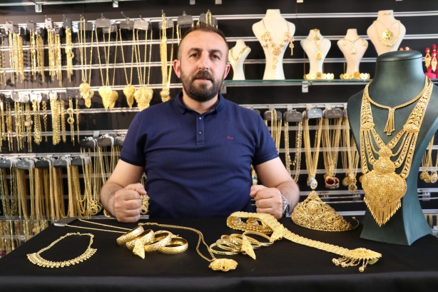 Foto - 200 bin liralık altınları 15 bin liradan satışa sundular! Vatandaş akın etti, kuyumcu doldu taştı