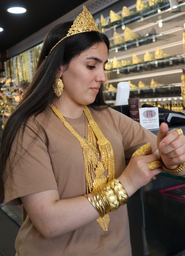 Foto - 200 bin liralık altınları 15 bin liradan satışa sundular! Vatandaş akın etti, kuyumcu doldu taştı