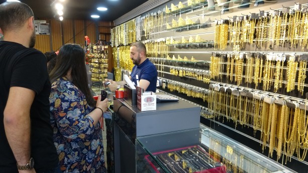 Foto - 200 bin liralık altınları 15 bin liradan satışa sundular! Vatandaş akın etti, kuyumcu doldu taştı