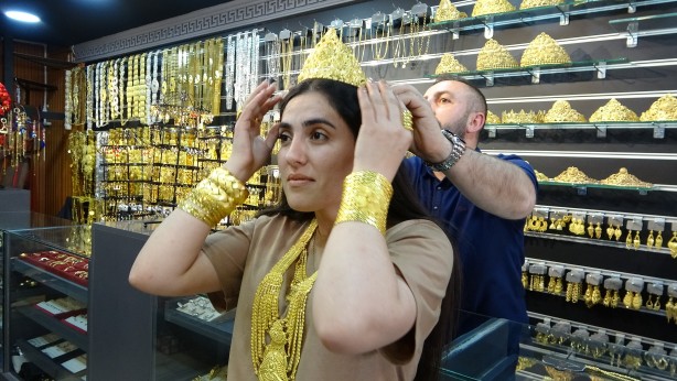 Foto - 200 bin liralık altınları 15 bin liradan satışa sundular! Vatandaş akın etti, kuyumcu doldu taştı