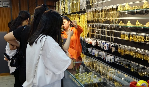 200 bin liralık altınları 15 bin liradan satışa sundular! Vatandaş akın etti, kuyumcu doldu taştı